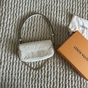 Louis Vuitton Wallet On Chain Ivy in Crème
